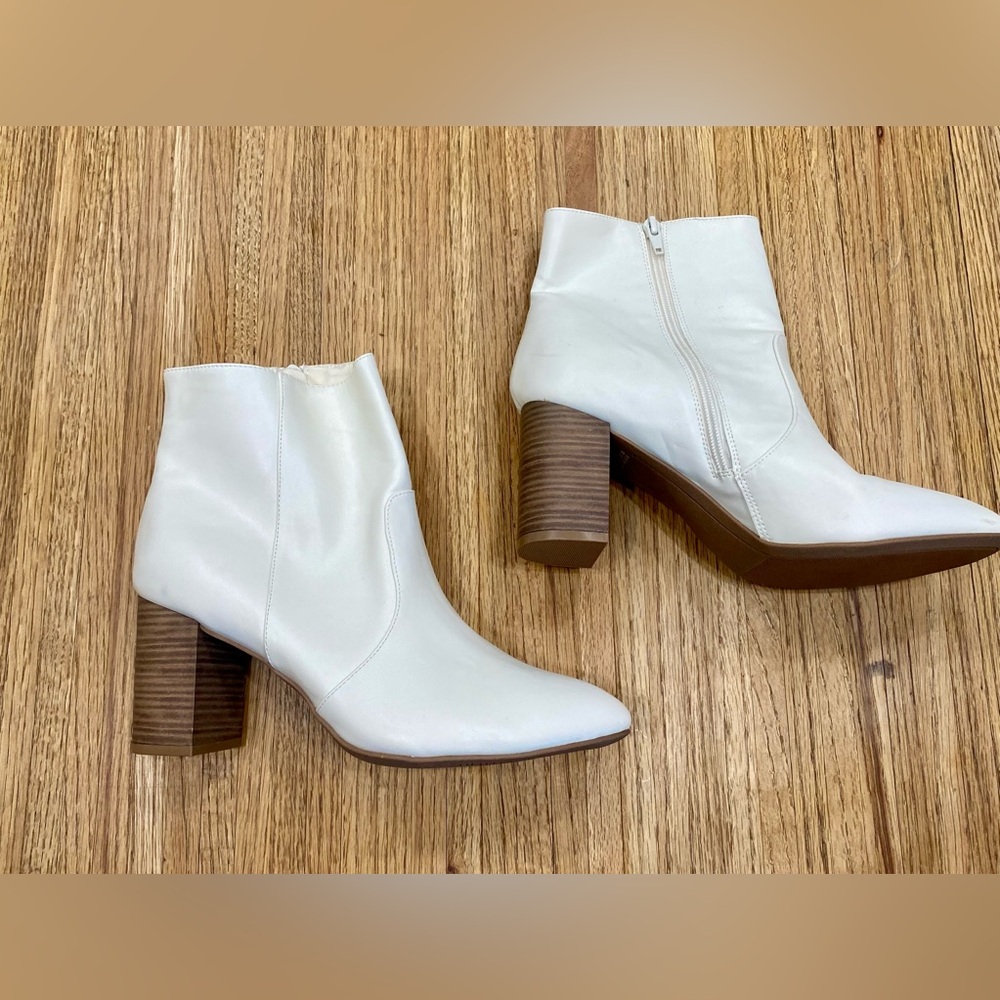 OLD NAVY- White booties - Picture 2 of 5